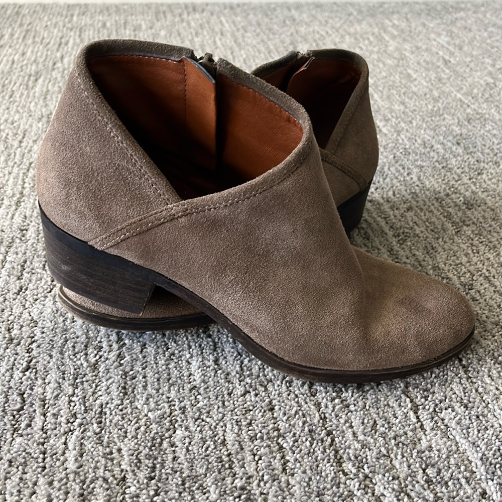 Lucky Brand Brekke Asymmetrical Split Ankle Bootie Suede Stacked Heel women’s 8